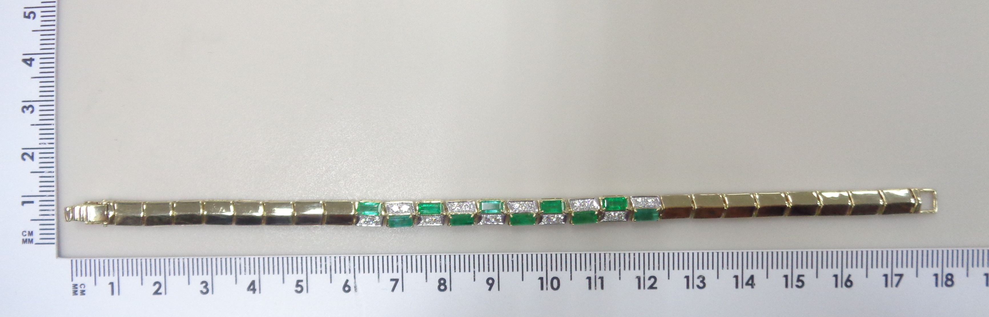 Браслет из желтого золота с изумрудами